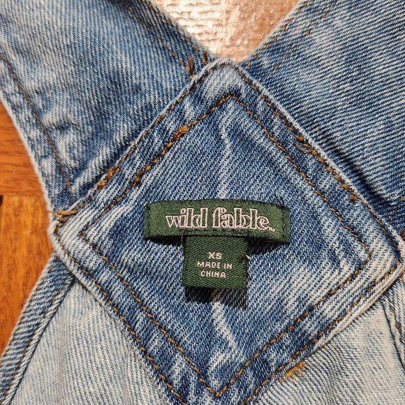WILD FABLE Women's XS Denim Distressed Blue Jean Bib Overalls Shortalls NWOT NEW - Picture 3 of 3